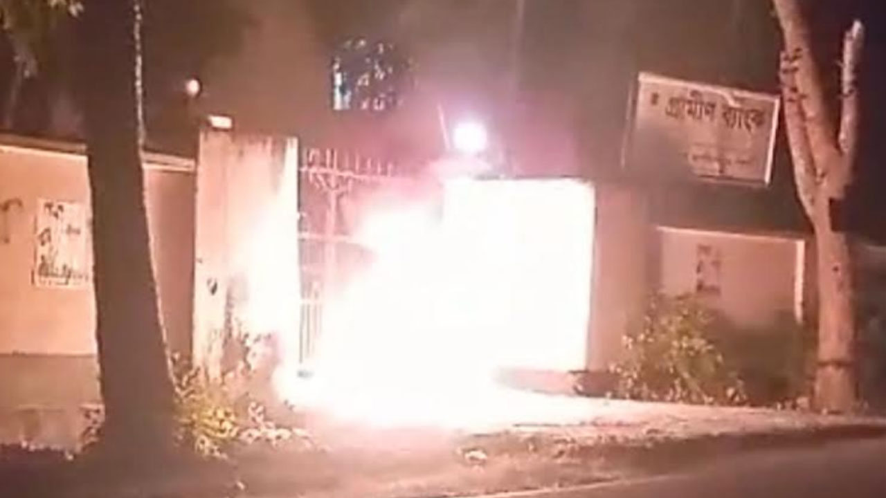 নওগাঁয় গ্রামীণ ব্যাংকের সামনে আগুন